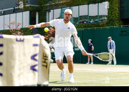 London, UK. 6. Juli 2017. Deutsche Tennisspielerin Mischa Zverev in Aktion während der Wimbledon Tennis Weltmeisterschaften 2017 bei den All England Lawn Tennis and Croquet Club in London. Bildnachweis: Frank Molter/Alamy Live-Nachrichten Stockfoto