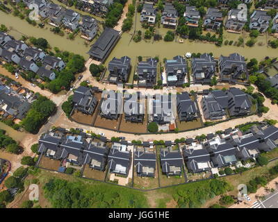 Changsha. 6. Juli 2017. Foto aufgenommen am 6. Juli 2017 zeigt waterlog in einer Wohnanlage in Changsha, der Hauptstadt der Provinz Zentral-China Hunan. Der Wasserstand des Flusses Xiangjiang wurde abgesenkt, um 37,32 Meter dank günstigen Wetterbedingungen, aber es ist immer noch 1,32 Meter hoch als die Warnung-Linie. Bildnachweis: Lange Hongtao/Xinhua/Alamy Live-Nachrichten Stockfoto