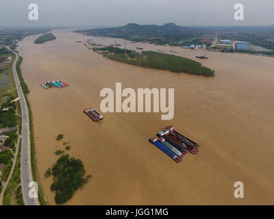 Changsha. 6. Juli 2017. Foto aufgenommen am 6. Juli 2017 zeigt den Bachlauf des Flusses Xiangjiang in Changsha, der Hauptstadt der Provinz Zentral-China Hunan. Der Wasserstand des Flusses Xiangjiang wurde abgesenkt, um 37,32 Meter dank günstigen Wetterbedingungen, aber es ist immer noch 1,32 Meter hoch als die Warnung-Linie. Bildnachweis: Lange Hongtao/Xinhua/Alamy Live-Nachrichten Stockfoto