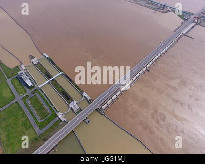 Changsha. 6. Juli 2017. Foto aufgenommen am 6. Juli 2017 zeigt Hochwasserentlastung am Xiangjiang-Fluss in Changsha, der Hauptstadt der Provinz Zentral-China Hunan. Der Wasserstand des Flusses Xiangjiang wurde abgesenkt, um 37,32 Meter dank günstigen Wetterbedingungen, aber es ist immer noch 1,32 Meter hoch als die Warnung-Linie. Bildnachweis: Lange Hongtao/Xinhua/Alamy Live-Nachrichten Stockfoto