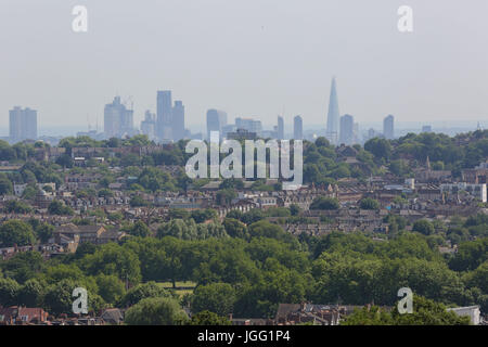 Alexandra Palace. London, UK. 6. Juli 2017. Skyline-Blick auf die City of London an einem heißen und feuchten Nachmittag in der Hauptstadt, wenn die Temperatur erreicht 28 Grad Celsius Credit: Dinendra Haria/Alamy Live News Stockfoto