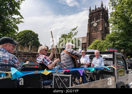 Woolton, Liverpool, UK. 6. Juli 2017. Eine Parade fand im Woolton Liverpool heute anlässlich des Tages vor 60 Jahren in der St. Peter Kirche Fete, die John Lennon und Paul McCartney zusammen bilden die Beatles brachten. Lennons original Band The Quarrymen dauerte eine Fahrt rund um das Dorf auf einen lokalen Lkw und das Laufwerk mit original LKW-Fahrer Dougie Chadwick am Steuer neu heute überlebenden Mitglieder der Gruppe. Bildnachweis: John Davidson/Alamy Live-Nachrichten Stockfoto