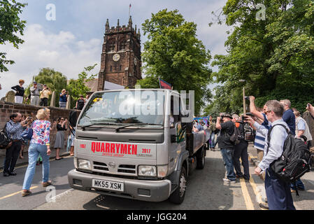 Woolton, Liverpool, UK. 6. Juli 2017. Eine Parade fand im Woolton Liverpool heute anlässlich des Tages vor 60 Jahren in der St. Peter Kirche Fete, die John Lennon und Paul McCartney zusammen bilden die Beatles brachten. Lennons original Band The Quarrymen dauerte eine Fahrt rund um das Dorf auf einen lokalen Lkw und das Laufwerk mit original LKW-Fahrer Dougie Chadwick am Steuer neu heute überlebenden Mitglieder der Gruppe. Bildnachweis: John Davidson/Alamy Live-Nachrichten Stockfoto