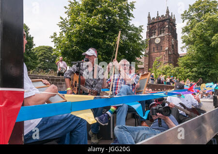 Woolton, Liverpool, UK. 6. Juli 2017. Eine Parade fand im Woolton Liverpool heute anlässlich des Tages vor 60 Jahren in der St. Peter Kirche Fete, die John Lennon und Paul McCartney zusammen bilden die Beatles brachten. Lennons original Band The Quarrymen dauerte eine Fahrt rund um das Dorf auf einen lokalen Lkw und das Laufwerk mit original LKW-Fahrer Dougie Chadwick am Steuer neu heute überlebenden Mitglieder der Gruppe. Bildnachweis: John Davidson/Alamy Live-Nachrichten Stockfoto