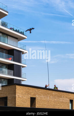 London, Greenwich, Großbritannien. 6. Juli 2017. Hawk Kite Vogel Nageltiereverscheucher installiert ist auf Dach Wohnung Neubau von Balkonen und Garten Tauben zu jagen. Es scheint nicht zu belästigen die lokale Vogelwelt, Credit: Eden Breitz / Alamy Live News Stockfoto