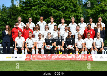 Die deutsche Frauen Fußball-Kader - (vordere Reihe, von links nach rechts): Lena Petermann, Josephine Henning, Mandy Islacker Torhüter Lisa Weiss, Almuth Schult und Laura Benkarth, Lena Goessling, Babett Peter und Carolin Simon; (mittlere Reihe, von links nach rechts): Teammanager Maike Seuren, Torwart-Trainer Simon Panter, Co-Trainer Markus Hogner, Sara Dabritz, Kathrin Hendrich, Sara Doorsoun, Anja Mittag, Kristin Demann, head Coach Steffi Jones und Büroleiterin Patrizia Hölle; (hintere Reihe, von links nach rechts): Tabea Kemme, Isabel Kerschowski, Dzsenifer Marozsan, Lina Magull, Linda Dallmann, Svenja Huth, Stockfoto