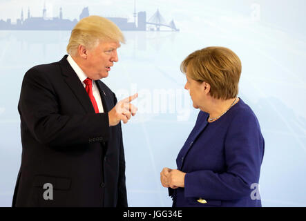 Hamburg, Deutschland. 6. Juli 2017. Bundeskanzlerin Angela Merkel empfängt uns Präsident Donald Trump vor dem G20-Gipfel im Hotel Atlantik in Hamburg, Deutschland, 6. Juli 2017. Der G20-Gipfel der Staats- und Regierungschefs findet am 7. und 8. Juli 2017 in Hamburg statt. Foto: Matthias Schrader/Pool AP/Dpa/Alamy Live-Nachrichten Stockfoto