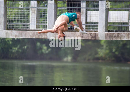 Cardiff, UK. 6. Juli 2017. Der Fluss Taff vorgesehen eine dringend benötigtes Abkühlen von heute Nachmittag zu platzieren, da Temperaturen um 26 Grad Celsius, 6. Juli 2017 erreicht. Die Brücke und Wehr am Blackweir bieten einen beliebten paddeln Platz. Bildnachweis: Chris Stevenson/Alamy Live-Nachrichten Stockfoto