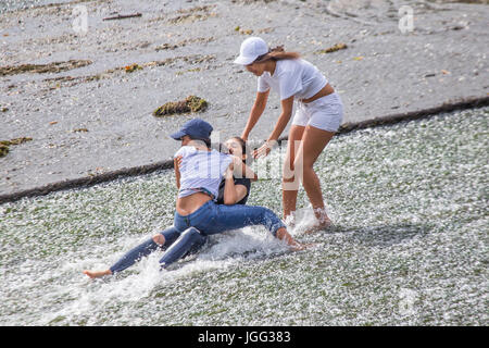 Cardiff, UK. 6. Juli 2017. Der Fluss Taff vorgesehen eine dringend benötigtes Abkühlen von heute Nachmittag zu platzieren, da Temperaturen um 26 Grad Celsius, 6. Juli 2017 erreicht. Die Brücke und Wehr am Blackweir bieten einen beliebten paddeln Platz. Bildnachweis: Chris Stevenson/Alamy Live-Nachrichten Stockfoto