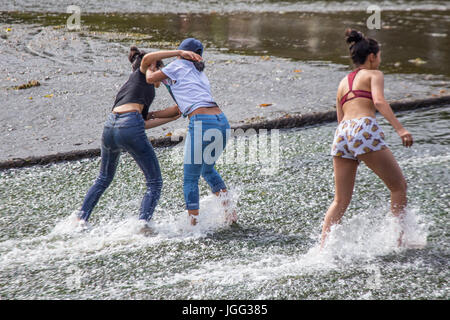 Cardiff, UK. 6. Juli 2017. Der Fluss Taff vorgesehen eine dringend benötigtes Abkühlen von heute Nachmittag zu platzieren, da Temperaturen um 26 Grad Celsius, 6. Juli 2017 erreicht. Die Brücke und Wehr am Blackweir bieten einen beliebten paddeln Platz. Bildnachweis: Chris Stevenson/Alamy Live-Nachrichten Stockfoto