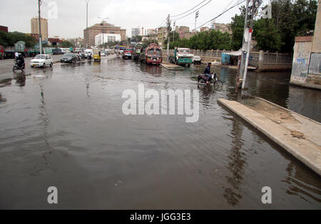 Pendler, die stagnierende Kanalisation Wasser Probleme schaffen und Nachlässigkeit der Behörden, an Sultanabad Lokalität von Karachi auf Donnerstag, 6. Juli 2017 zeigt auf der Durchreise. Stockfoto