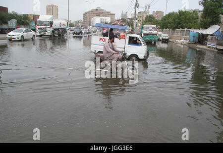 Pendler, die stagnierende Kanalisation Wasser Probleme schaffen und Nachlässigkeit der Behörden, an Sultanabad Lokalität von Karachi auf Donnerstag, 6. Juli 2017 zeigt auf der Durchreise. Stockfoto