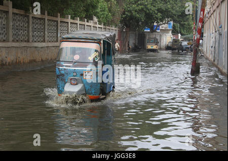 Pendler, die stagnierende Kanalisation Wasser Probleme schaffen und Nachlässigkeit der Behörden, an Sultanabad Lokalität von Karachi auf Donnerstag, 6. Juli 2017 zeigt auf der Durchreise. Stockfoto