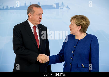 Hamburg, Deutschland. 6. Juli 2017. Bundeskanzlerin Angela Merkel begrüßt der Präsident der Türkei, Recep Tayyip Erdogan vor dem G20-Gipfel im Hotel Atlantik in Hamburg, Deutschland, 6. Juli 2017. Der G20-Gipfel der Staats- und Regierungschefs findet am 7. und 8. Juli 2017 in Hamburg statt. Foto: Michael Kappeler/Dpa/Alamy Live News Stockfoto