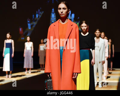 Berlin, Deutschland. 6. Juli 2017. Der "Chef" Label-Modenschau in der St.-Agnes-Church während der Mercedes-Benz Fashion Week Berlin in Berlin, Deutschland, 6. Juli 2017. Die Kollektionen für Frühjahr/Sommer 2018 werden während der Fashion Week präsentiert. Foto: Jens Kalaene/Dpa-Zentralbild/Dpa/Alamy Live News Stockfoto