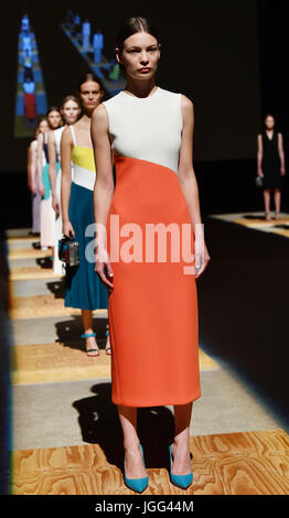 Berlin, Deutschland. 6. Juli 2017. Der "Chef" Label-Modenschau in der St.-Agnes-Church während der Mercedes-Benz Fashion Week Berlin in Berlin, Deutschland, 6. Juli 2017. Die Kollektionen für Frühjahr/Sommer 2018 werden während der Fashion Week präsentiert. Foto: Jens Kalaene/Dpa-Zentralbild/Dpa/Alamy Live News Stockfoto