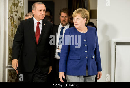 Hamburg, Deutschland. 6. Juli 2017. Bundeskanzlerin Angela Merkel begrüßt der Präsident der Türkei, Recep Tayyip Erdogan vor dem G20-Gipfel im Hotel Atlantik in Hamburg, Deutschland, 6. Juli 2017. Der G20-Gipfel der Staats- und Regierungschefs findet am 7. und 8. Juli 2017 in Hamburg statt. Foto: Michael Kappeler/Dpa/Alamy Live News Stockfoto