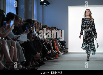 Berlin, Deutschland. 6. Juli 2017. Die Fashion show des Designers "Dorothee Schumacher" während der Mercedes-Benz Fashion Week Berlin in Berlin, Deutschland, 6. Juli 2017. Die Kollektionen für Frühjahr/Sommer 2018 werden während der Fashion Week präsentiert. Foto: Britta Pedersen/Dpa-Zentralbild/Dpa/Alamy Live News Stockfoto