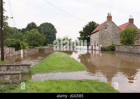 Heftige Regenfälle im Settrington North Yorkshire Stockfoto