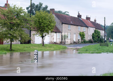 Normalerweise steigt ein Rinnsal von einem Beck auf fast 5 ft im Dorf Settrington, North Yorkshire. Bildnachweis: Richard Smith/Alamy Live-Nachrichten Stockfoto