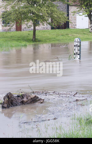 Heftige Regenfälle im Settrington North Yorkshire Stockfoto