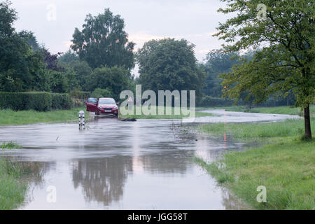 Heftige Regenfälle im Settrington North Yorkshire Stockfoto