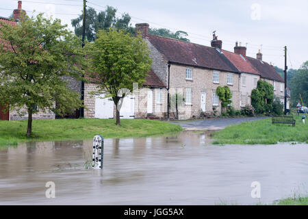 Settrington, Malton, UK. 6. Juli 2107. Normalerweise ein Rinnsal von einem Beck, steigt sie bis fast 5 ft im Dorf Settrington, North Yorkshire. Starkregen Bereich verursachte Sturzfluten in Häuser. Bildnachweis: Richard Smith/Alamy Live-Nachrichten Stockfoto