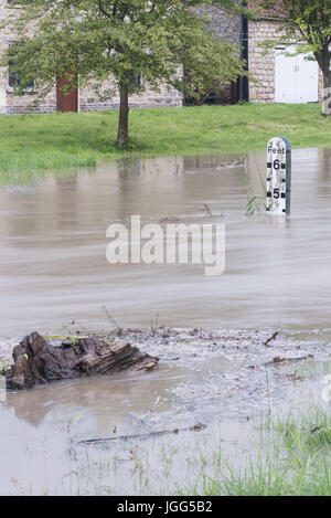 Starke Winde und Regenfälle verursacht Chaos zu North Yorkshire ländlichen Dorf. Stockfoto