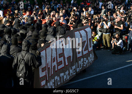 Hamburg, Deutschland. 6. Juli 2017. Deutschland, Hamburg, Protest Kundgebung "G-20-WELCOME TO HELL" gegen G20-Gipfel im Juli 2017 / DEUTSCHLAND, Hamburg, Fischmarkt, Protest Demo Gegen G20 wurde in Hamburg-Credit: Joerg Boethling/Alamy Live News Stockfoto