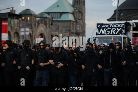 Hamburg, Deutschland. 6. Juli 2017. Deutschland, Hamburg, Protestkundgebung "WELCOME TO HELL" gegen die g-20-im Juli 2017, dem schwarzen Block der autonomen und radikale Gruppen Credit Gipfel: Joerg Boethling/Alamy Live News Stockfoto