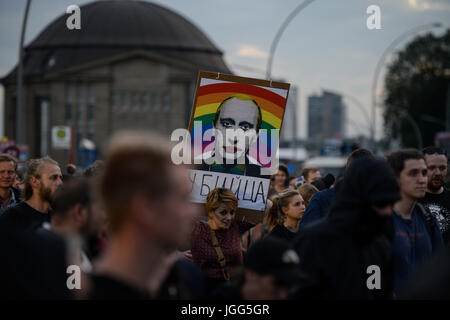 Hamburg, Deutschland. 6.. Juli 2017. DEUTSCHLAND, Hamburg, Protestkundgebung „G-20 WELCOME TO HELL“ gegen G-20-Gipfel im juli 2017, Protest gegen Wladimir Putin, auf dem Plakat steht das russische Wort für MORD, Quelle: Jörg Boethling/Alamy Live News Stockfoto