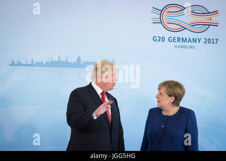 Hamburg, Deutschland. 6. Juli 2017. US-Präsident Donald Trump plaudert mit Bundeskanzlerin Angela Merkel vor dem Start ihres bilateralen Treffens vor Beginn des G20-Gipfels 6. Juli 2017 in Hamburg, Deutschland. (Bundesregierung/Kugler über Planetpix) Bildnachweis: Planetpix/Alamy Live-Nachrichten Stockfoto