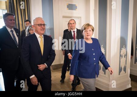 Hamburg, Deutschland. 6. Juli 2017. Bundeskanzlerin Angela Merkel geht mit australischen Premierminister Malcolm Turnbull, links, vor dem Start des G20-Gipfeltreffens im Hotel Atlantic Kempinski Hamburg 6. Juli 2017 in Hamburg, Deutschland. (Bundesregierung/Kugler über Planetpix) Bildnachweis: Planetpix/Alamy Live-Nachrichten Stockfoto