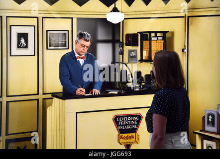 Baden-Baden, Deutschland. 5. Juli 2017. Bild des 2011 arbeitest du für "Kleine Keller Fotogeschäft circa 1937" von Künstler Rodney Graham auf dem Display das Frieder Burda Museum in Baden-Baden, Deutschland, 5. Juli 2017. Dies ist Teil der Ausstellung "Rodney Graham. Lightboxes, die auf Anzeige im Museum zwischen 08 Juli und 26. November 2017 werden. Achtung Redaktion: Die Verwendung von Ausschnitten aus diesen Bildern ist nicht gestattet. Foto: Uli Deck/Dpa/Alamy Live News Stockfoto