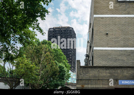 Grenfell Tower, London, UK. 6. Juli 2017. Ein Monat vergangen die Welt beobachten am 14. Juni Grenfell Turm grauen, das die Welt schockiert. Die am längsten brennende von außerhalb in durch die Verkleidung.  Die Gemeinschaft noch Trauer weiter kommt, die Opfer zu würdigen und unterstützt die Hinterbliebenen glaubt niemand mehr das geschehen. Und die Gemeinschaft kommt zusammen mit Support für Therapie und Yoga zur Heilung. Bildnachweis: Siehe Li/Alamy Live News Stockfoto