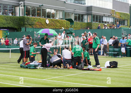 London, UK. 6. Juli 2017. Bethanie Mattek-Sands (USA) Tennis: Bethanie Mattek-Sands der Vereinigten Staaten erhält eine medizinische Behandlung in der Frauen Singles zweiten Vorrundenspiel der Wimbledon Lawn Tennis Championships gegen Sorana Cirstea Rumäniens bei den All England Lawn Tennis and Croquet Club in London, England. Bildnachweis: AFLO/Alamy Live-Nachrichten Stockfoto