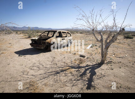 Pearsonville, Kalifornien, USA. 13. Mai 2017. Peasrsonville, Kalifornien befindet sich neben der California State Route 395 und nördlich von Naval Air Waffen Station China Lake. Eine ausgebrannte Auto sitzt in der Wüste in der Nähe von Pearsonville im Inyo County verlassen. Bildnachweis: David Bro/ZUMA Draht/Alamy Live-Nachrichten Stockfoto