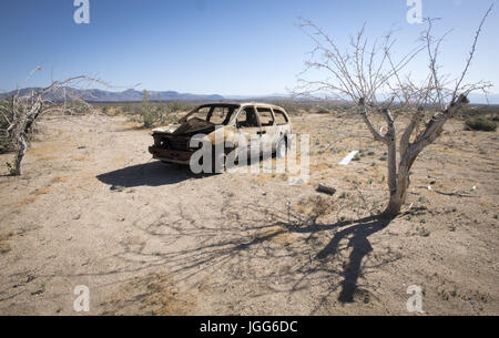 Pearsonville, Kalifornien, USA. 13. Mai 2017. Peasrsonville, Kalifornien befindet sich neben der California State Route 395 und nördlich von Naval Air Waffen Station China Lake. Eine ausgebrannte Auto sitzt in der Wüste in der Nähe von Pearsonville im Inyo County verlassen. Bildnachweis: David Bro/ZUMA Draht/Alamy Live-Nachrichten Stockfoto