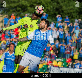 Vilnius, Litauen. 6. Juli 2017. Oscar Dorley (L) von FK Trakai wetteifert mit Richard Foster von St. Johnstone während der UEFA Europa League zuerst Qualifikations Runde zweite Bein Spiel zwischen FK Trakai und St. Johnstone in Vilnius, Litauen, am 6. Juli 2017. FK-Trakai gewann 1: 0. Bildnachweis: Alfredas Pliadis/Xinhua/Alamy Live-Nachrichten Stockfoto