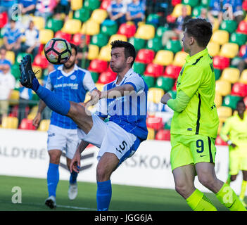 Vilnius, Litauen. 6. Juli 2017. Joseph Shaughnessy (L) von St. Johnstone wetteifert mit Maksim Maksimov (R) FK Trakai während der UEFA Europa League zuerst Qualifikations Runde zweite Bein Spiel zwischen FK Trakai und St. Johnstone in Vilnius, Litauen, am 6. Juli 2017. FK-Trakai gewann 1: 0. Bildnachweis: Alfredas Pliadis/Xinhua/Alamy Live-Nachrichten Stockfoto