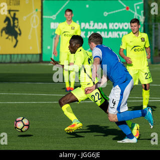 Vilnius, Litauen. 6. Juli 2017. Alma Wakili (L) von FK Trakai wetteifert mit Blair Alston von St. Johnstone während der UEFA Europa League zuerst Qualifikations Runde zweite Bein Spiel zwischen FK Trakai und St. Johnstone in Vilnius, Litauen, am 6. Juli 2017. FK-Trakai gewann 1: 0. Bildnachweis: Alfredas Pliadis/Xinhua/Alamy Live-Nachrichten Stockfoto