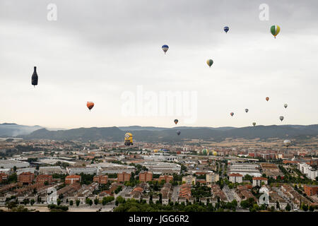 Barcelona, Spanien. 6. Juli 2017. Heißluftballons fliegen während der 21. Europäischen Ballonfestival in Igualada in der Nähe von Barcelona, Spanien, 6. Juli 2017. Der 21. Europäischen Ballonfestival startete in Igualada am Donnerstag. Bildnachweis: Pau Barrena/Xinhua/Alamy Live-Nachrichten Stockfoto