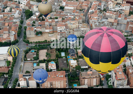 Barcelona, Spanien. 6. Juli 2017. Heißluftballons fliegen während der 21. Europäischen Ballonfestival in Igualada in der Nähe von Barcelona, Spanien, 6. Juli 2017. Der 21. Europäischen Ballonfestival startete in Igualada am Donnerstag. Bildnachweis: Pau Barrena/Xinhua/Alamy Live-Nachrichten Stockfoto