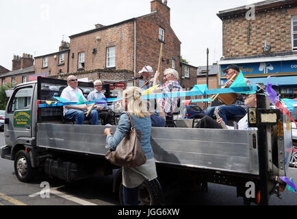 Liverpool, Vereinigtes Königreich. 6. Juli 2017 markiert das 60. Jubiläum als John Lennon, spielt in seiner Skiffle-Gruppe The Quarry Men(or Quarrymen), Paul McCartney in St.Peters Kirche Hall in Woolton, Liverpool kennenlernten.     The Quarry Men neu erstellt die Prozession auf der Rückseite eines LKW um das Dorf herum und spielte auch bei der Bischof Martin CP Schulfest.       Sankt-Peters-Kirche und die Kirche Halle waren auch für die Öffentlichkeit mit einer Vielzahl von Feierlichkeiten. Bildnachweis: Pak Hung Chan/Alamy Live-Nachrichten Stockfoto