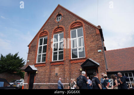 Liverpool, Vereinigtes Königreich. 6. Juli 2017 markiert das 60. Jubiläum als John Lennon, spielt in seiner Skiffle-Gruppe The Quarry Men(or Quarrymen), Paul McCartney in St.Peters Kirche Hall in Woolton, Liverpool kennenlernten.     The Quarry Men neu erstellt die Prozession auf der Rückseite eines LKW um das Dorf herum und spielte auch bei der Bischof Martin CP Schulfest.       Sankt-Peters-Kirche und die Kirche Halle waren auch für die Öffentlichkeit mit einer Vielzahl von Feierlichkeiten. Bildnachweis: Pak Hung Chan/Alamy Live-Nachrichten Stockfoto