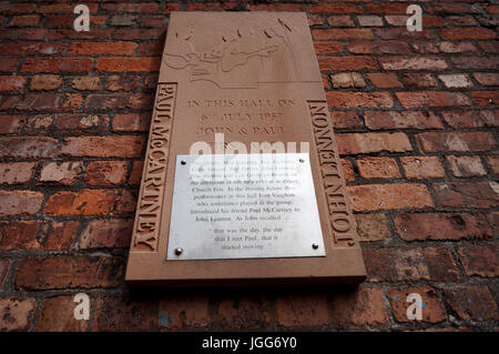 Liverpool, Vereinigtes Königreich. 6. Juli 2017 markiert das 60. Jubiläum als John Lennon, spielt in seiner Skiffle-Gruppe The Quarry Men(or Quarrymen), Paul McCartney in St.Peters Kirche Hall in Woolton, Liverpool kennenlernten.     The Quarry Men neu erstellt die Prozession auf der Rückseite eines LKW um das Dorf herum und spielte auch bei der Bischof Martin CP Schulfest.       Sankt-Peters-Kirche und die Kirche Halle waren auch für die Öffentlichkeit mit einer Vielzahl von Feierlichkeiten. Bildnachweis: Pak Hung Chan/Alamy Live-Nachrichten Stockfoto