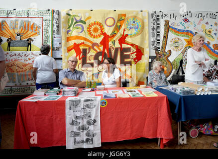 Liverpool, Vereinigtes Königreich. 6. Juli 2017 markiert das 60. Jubiläum als John Lennon, spielt in seiner Skiffle-Gruppe The Quarry Men(or Quarrymen), Paul McCartney in St.Peters Kirche Hall in Woolton, Liverpool kennenlernten.     The Quarry Men neu erstellt die Prozession auf der Rückseite eines LKW um das Dorf herum und spielte auch bei der Bischof Martin CP Schulfest.       Sankt-Peters-Kirche und die Kirche Halle waren auch für die Öffentlichkeit mit einer Vielzahl von Ständen und Festlichkeiten. Bildnachweis: Pak Hung Chan/Alamy Live-Nachrichten Stockfoto