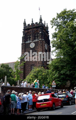 Liverpool, Vereinigtes Königreich. 6. Juli 2017 markiert das 60. Jubiläum als John Lennon, spielt in seiner Skiffle-Gruppe The Quarry Men(or Quarrymen), Paul McCartney in St.Peters Kirche Hall in Woolton, Liverpool kennenlernten.     The Quarry Men neu erstellt die Prozession auf der Rückseite eines LKW um das Dorf herum und spielte auch bei der Bischof Martin CP Schulfest.       Sankt-Peters-Kirche und die Kirche Halle waren auch für die Öffentlichkeit mit einer Vielzahl von Ständen und Festlichkeiten.  Das Foto zeigt St.Peters Kirche, Woolton. Bildnachweis: Pak Hung Chan/Alamy Live-Nachrichten Stockfoto