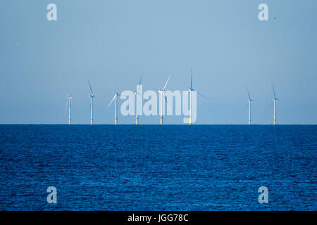 Worthing, UK. 7. Juli 2017. Einem ruhigen warmen Morgen in Worthing, Großbritannien. 7. Juli 2017. Turbinen in den Entwicklungsländern Rapunzeln Offshore-Windpark fangen die Morgensonne. Die Entwicklung im Bau durch Entwicklung von E.ON liegt 13km vor der Küste von Sussex im Südosten Englands. Die Seite breitet sich über 72 km ² groß und haben eine Anfangskapazität 400MW Strom, ausreichend für bis zu 290.000 Häuser liefern zu generieren. Picture by Credit: Julie Edwards/Alamy Live-Nachrichten Stockfoto