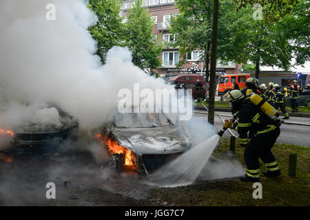 Hamburg, Deutschland. 7. Juli 2017. Altona, Ausschreitungen während des G20-Gipfels, brennenden Autos, die Arbeit der Feuerwehrleute/Credit: Joerg Boethling/Alamy leben Nachrichten Stockfoto